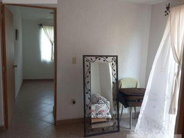 CASA EN VENTA EN CUERNAVACA, EN CONDOMINIO CON JARDÍN PRIVADO, ALBERCA COMUN Y VIGILANCIA