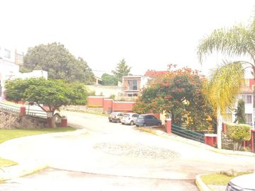 CASA EN VENTA EN CUERNAVACA, EN CONDOMINIO CON JARDÍN PRIVADO, ALBERCA COMUN Y VIGILANCIA
