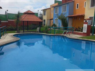 CASA EN VENTA EN CUERNAVACA, EN CONDOMINIO CON JARDÍN PRIVADO, ALBERCA COMUN Y VIGILANCIA