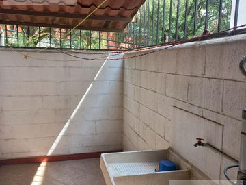 CASA EN VENTA EN CUERNAVACA, EN CONDOMINIO CON JARDÍN PRIVADO, ALBERCA COMUN Y VIGILANCIA