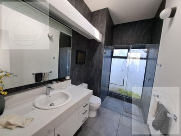 CASA EN VENTA A 10 MINUTOS DE CUERNAVACA, ATRAS DE SUMIYA, EN UN NIVEL, EN UNO DE LOS MEJORES CLIMAS DEL MUNDO