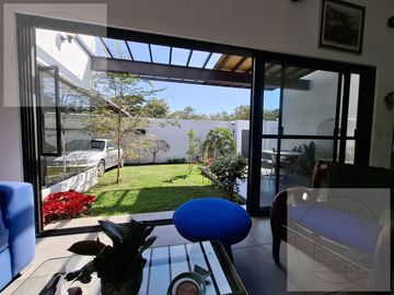 CASA EN VENTA A 10 MINUTOS DE CUERNAVACA, ATRAS DE SUMIYA, EN UN NIVEL, EN UNO DE LOS MEJORES CLIMAS DEL MUNDO