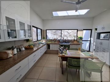 CASA EN VENTA A 10 MINUTOS DE CUERNAVACA, ATRAS DE SUMIYA, EN UN NIVEL, EN UNO DE LOS MEJORES CLIMAS DEL MUNDO