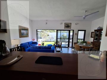 CASA EN VENTA A 10 MINUTOS DE CUERNAVACA, ATRAS DE SUMIYA, EN UN NIVEL, EN UNO DE LOS MEJORES CLIMAS DEL MUNDO