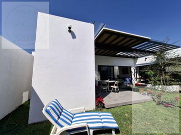 CASA EN VENTA A 10 MINUTOS DE CUERNAVACA, ATRAS DE SUMIYA, EN UN NIVEL, EN UNO DE LOS MEJORES CLIMAS DEL MUNDO