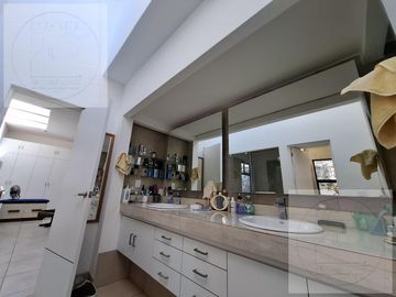 CASA EN VENTA A 10 MINUTOS DE CUERNAVACA, ATRAS DE SUMIYA, EN UN NIVEL, EN UNO DE LOS MEJORES CLIMAS DEL MUNDO