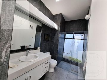 CASA EN VENTA A 10 MINUTOS DE CUERNAVACA, ATRAS DE SUMIYA, EN UN NIVEL, EN UNO DE LOS MEJORES CLIMAS DEL MUNDO