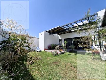 CASA EN VENTA A 10 MINUTOS DE CUERNAVACA, ATRAS DE SUMIYA, EN UN NIVEL, EN UNO DE LOS MEJORES CLIMAS DEL MUNDO