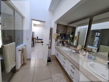 CASA EN VENTA A 10 MINUTOS DE CUERNAVACA, ATRAS DE SUMIYA, EN UN NIVEL, EN UNO DE LOS MEJORES CLIMAS DEL MUNDO