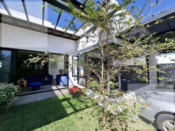 CASA EN VENTA A 10 MINUTOS DE CUERNAVACA, ATRAS DE SUMIYA, EN UN NIVEL, EN UNO DE LOS MEJORES CLIMAS DEL MUNDO