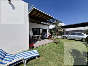 CASA EN VENTA A 10 MINUTOS DE CUERNAVACA, ATRAS DE SUMIYA, EN UN NIVEL, EN UNO DE LOS MEJORES CLIMAS DEL MUNDO