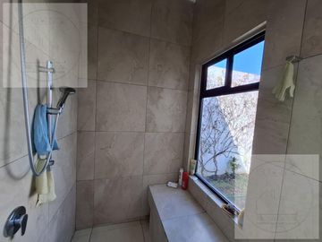 CASA EN VENTA A 10 MINUTOS DE CUERNAVACA, ATRAS DE SUMIYA, EN UN NIVEL, EN UNO DE LOS MEJORES CLIMAS DEL MUNDO