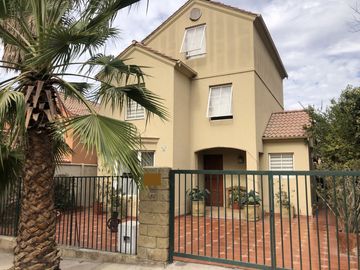 VENDE CASA 3 PISOS, 4 DORM, 3 BAÑOS MICROBARRIO VALLE LO CAMPINO- QUILICURA