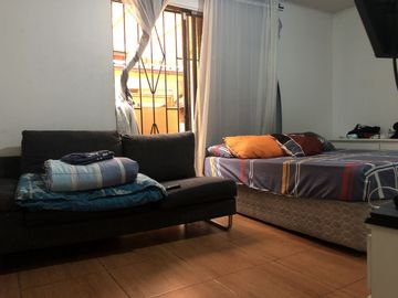 VENDE 2 CASAS TOTAL 6 DORM, 3 BAÑOS, 2 CUADRAS METRO EL BOSQUE- BALMACEDA EL BOSQUE