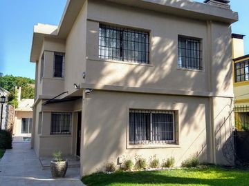 Casa en  dos plantas de vías a libertador inmejorable zona 3 dormitorios en suite piscina