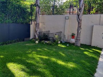 Casa en  dos plantas de vías a libertador inmejorable zona 3 dormitorios en suite piscina