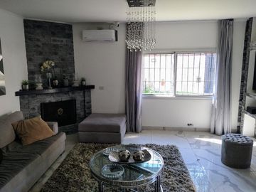 Casa en  dos plantas de vías a libertador inmejorable zona 3 dormitorios en suite piscina