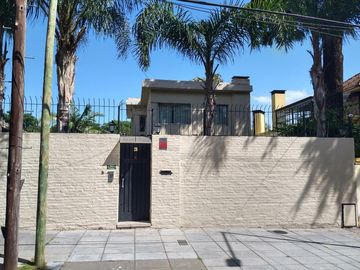 Casa en  dos plantas de vías a libertador inmejorable zona 3 dormitorios en suite piscina