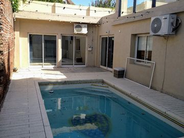 Casa en  dos plantas de vías a libertador inmejorable zona 3 dormitorios en suite piscina