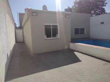 Casas en venta  - 8 dormitorios 3 baños - 260mts2 - Adrogue