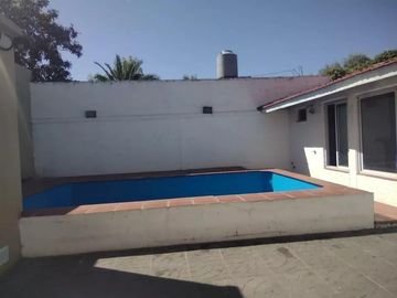 Casas en venta  - 8 dormitorios 3 baños - 260mts2 - Adrogue