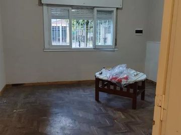 Casas en venta  - 8 dormitorios 3 baños - 260mts2 - Adrogue