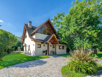 Casa en venta en El Aromo - tres dormitorios - parilla - pileta - lote central