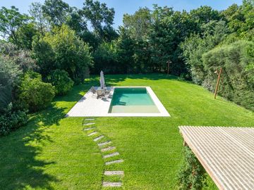 Casa en venta en El Aromo - tres dormitorios - parilla - pileta - lote central