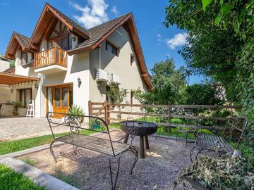 Casa en venta en El Aromo - tres dormitorios - parilla - pileta - lote central
