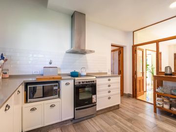 Casa en venta en El Aromo - tres dormitorios - parilla - pileta - lote central