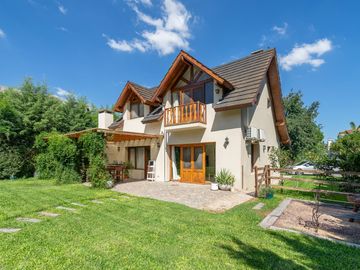 Casa en venta en El Aromo - tres dormitorios - parilla - pileta - lote central