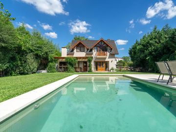 Casa en venta en El Aromo - tres dormitorios - parilla - pileta - lote central