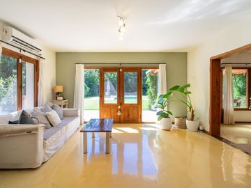 Casa en venta en El Aromo - tres dormitorios - parilla - pileta - lote central