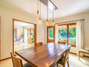 Casa en venta en El Aromo - tres dormitorios - parilla - pileta - lote central
