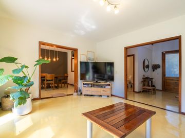Casa en venta en El Aromo - tres dormitorios - parilla - pileta - lote central