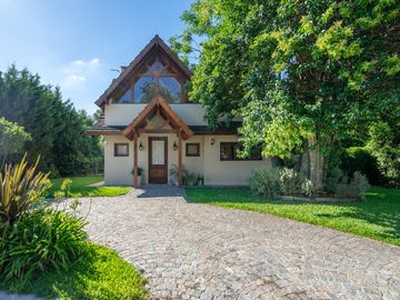 Casa en venta en El Aromo - tres dormitorios - parilla - pileta - lote central