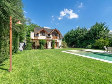 Casa en venta en El Aromo - tres dormitorios - parilla - pileta - lote central