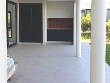 Casa en  venta en Barrio Privado Rumenco Joven. 3 dormitorios (1 suite) . Garage doble. Jardin