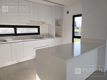 Casa en  venta en Barrio Privado Rumenco Joven. 3 dormitorios (1 suite) . Garage doble. Jardin