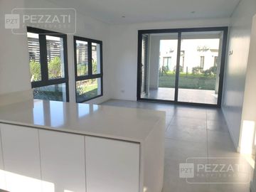 Casa en  venta en Barrio Privado Rumenco Joven. 3 dormitorios (1 suite) . Garage doble. Jardin