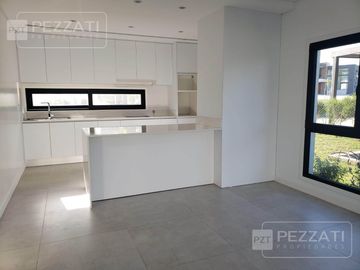 Casa en  venta en Barrio Privado Rumenco Joven. 3 dormitorios (1 suite) . Garage doble. Jardin
