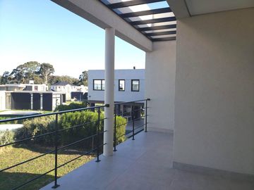 Casa en  venta en Barrio Privado Rumenco Joven. 3 dormitorios (1 suite) . Garage doble. Jardin