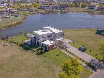 Casa con excelente diseño en Barrio Marinas Puertos del Lago