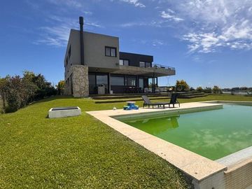 Casa con excelente diseño en Barrio Marinas Puertos del Lago