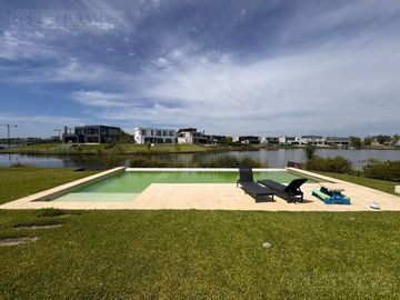 Casa con excelente diseño en Barrio Marinas Puertos del Lago