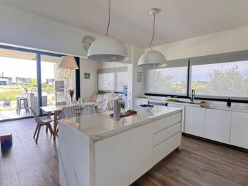 Casa con excelente diseño en Barrio Marinas Puertos del Lago