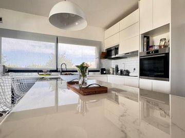 Casa con excelente diseño en Barrio Marinas Puertos del Lago