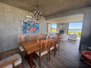 Casa con excelente diseño en Barrio Marinas Puertos del Lago