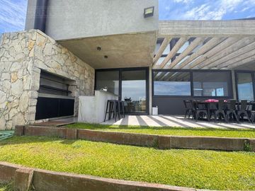 Casa con excelente diseño en Barrio Marinas Puertos del Lago