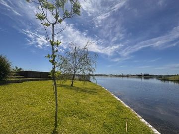 Casa con excelente diseño en Barrio Marinas Puertos del Lago